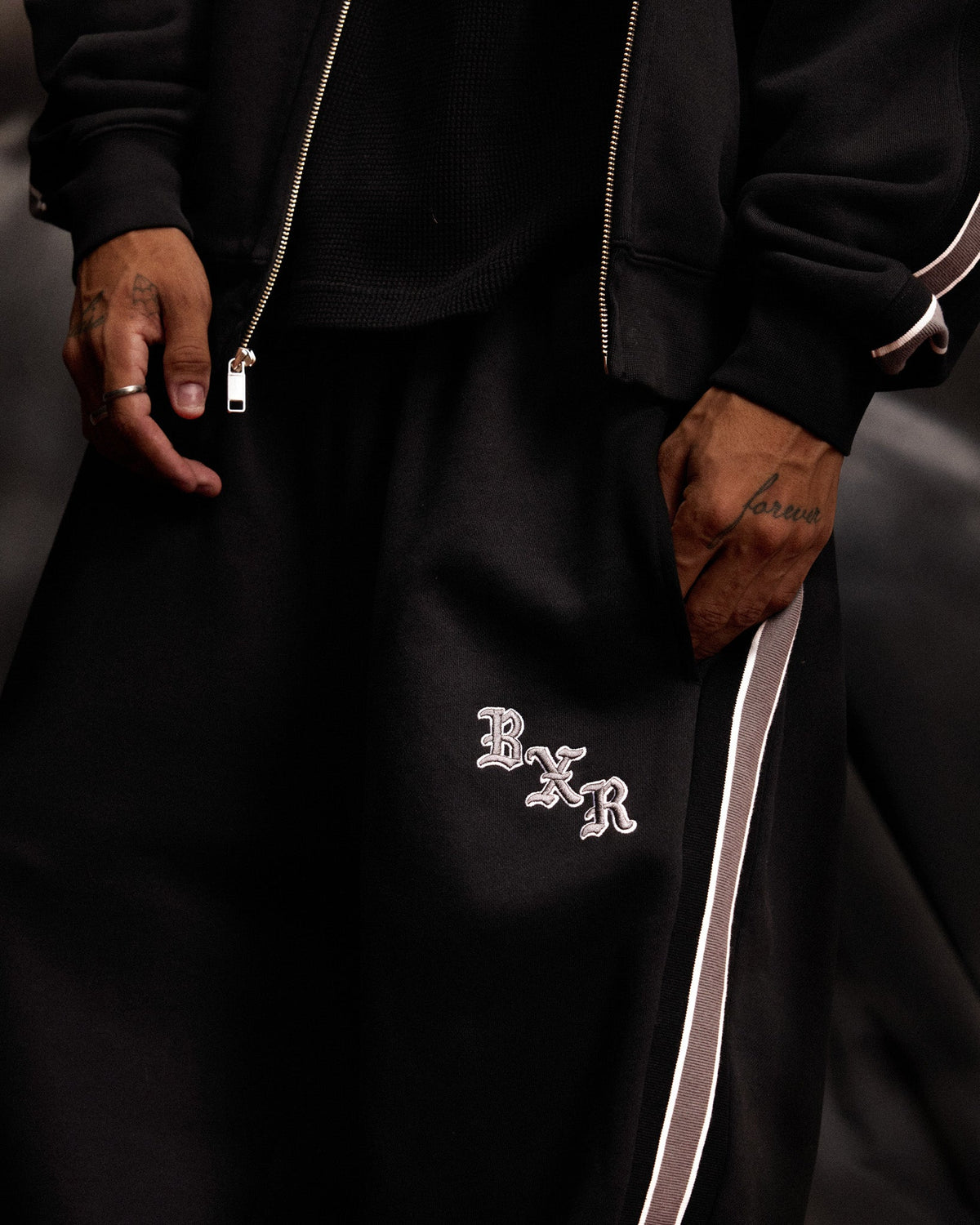 SPORT STRIPE SWEATS: BLACK