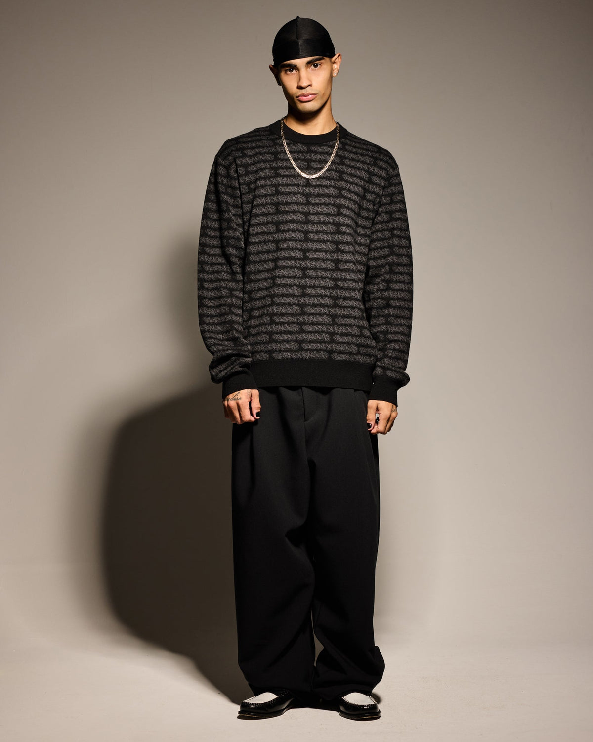 ALL OVER TAG KNIT SWEATER: BLACK
