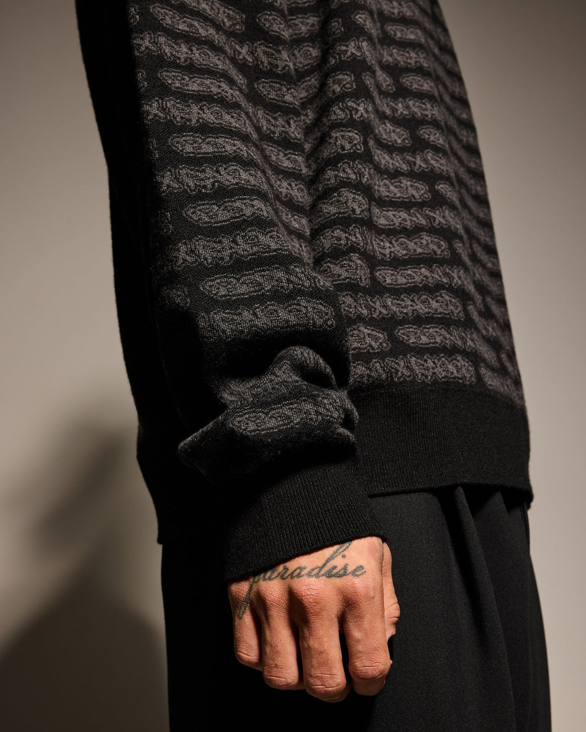 ALL OVER TAG KNIT SWEATER: BLACK
